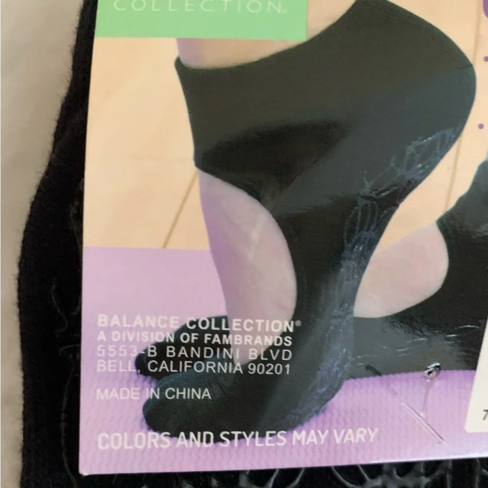 YOGA grip socks for Ladies 88% poly  in black One size NWT